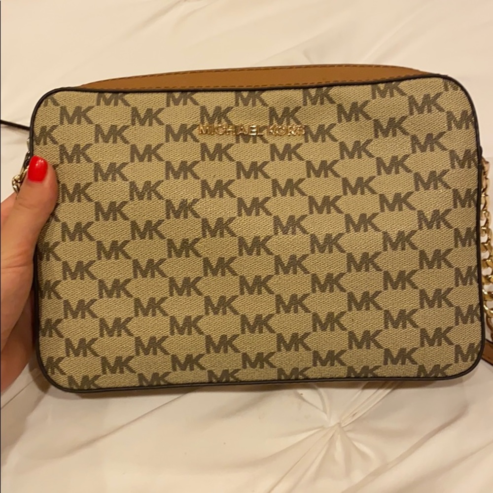 Michael Kors Crossbody bag😍